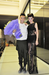 组图：爱戴再次挑战透视装 复古飞机头成焦点