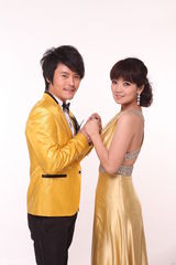 组图：斯琴高丽顾峰婚纱照曝光 温馨相拥秀甜蜜