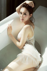 组图：于咏琳拍出浴写真 真空扮演性感尤物