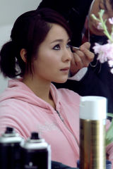 幻灯图： 江一燕拍广告 清纯佳人变身朋克女郎