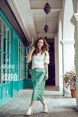 明星爱街拍：张萌红唇演绎浅色系清新范儿