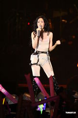 组图：莫文蔚提前穿白纱 卖性感与张亚东同台演出