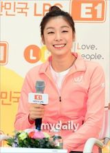 组图：韩花滑选手金妍儿粉装甜笑参加欢迎会