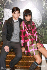 高清图：蒋怡展示手袋新品 着装时尚走华丽颓废路线