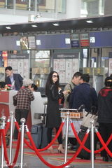 组图：董璇现身首都机场行色匆匆神色紧张