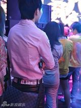 幻灯图：快男突围赛现神秘LV男 疑似唱片界同行挖角