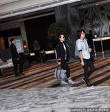 组图：周笔畅潮人装亮相扮酷 遭遇偷拍熟视无睹