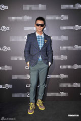 组图：黄晓明酷装亮相品牌开幕 潮流打扮秀帅气