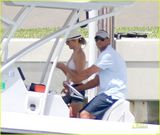 高清组图：卡梅伦迪亚兹比基尼现身 和男友游艇度假