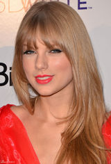 高清图：年度女人音乐奖泰勒-斯威夫特红裙美艳