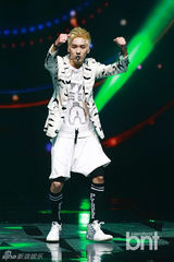 组图：NU'EST等唱响韩流演唱会 女团爆乳秀大腿