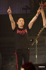 组图：黄贯中红馆卖力开唱 陈豪林保怡等助阵