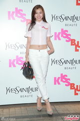 组图：何韵诗穿露肩裙亮相 爱穿裙子自我挑战