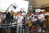 组图：张靓颖香港签售会火爆 歌迷全家出动支持