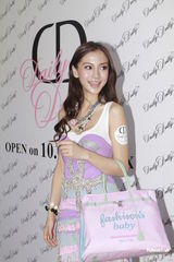 组图：钟舒漫否认与张致恒复合 Angelababy贴身裙装