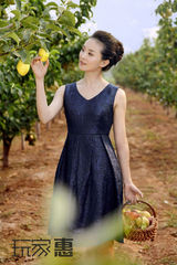 组图：王艳最新家居写真曝光 清新如初归居田园 