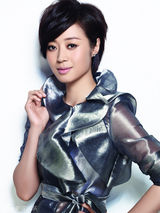 组图：影后范志博时尚写真 白色金属色装扮显气质