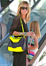 高清图：海蒂-克鲁姆和女儿出行黑衣背潮包现身