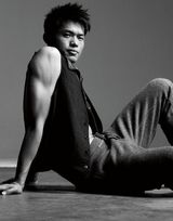 组图：林丹时尚写真秀壮硕肌肉霸气外露