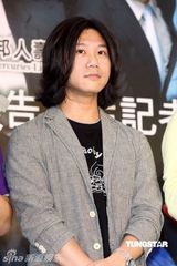 幻灯图：五月天出席代言活动现场挥汗如雨 