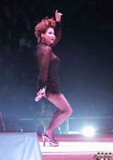 组图：甄妮香港个唱开幕 低胸热舞秀豪乳