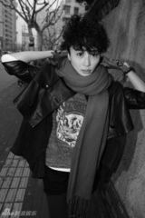 组图：吴晓敏冬日黑白街拍  英伦风帅气有型