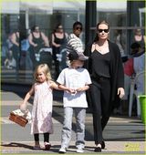 组图：朱莉携子女游玩 豪乳依旧真空激凸