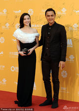 组图：“连城”袁姗姗秀美肩 明道挥手心情靓