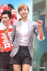 组图：蔡依林穿OL装大派自制蛋糕 扎马尾甜美亲和