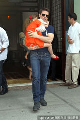 组图：汤姆-克鲁斯离婚后首探爱女 遭狗仔围堵