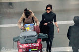 组图：汤晶媚素颜现身机场携大量行李离京
