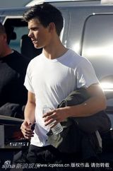 幻灯：《暮光》男星白T恤裹身肌肉隐现