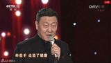 组图：央视春晚韩磊演唱《老阿姨》致敬