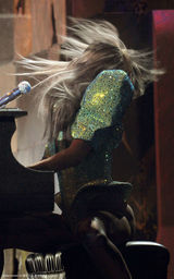 高清组图：格莱美现场 Lady Gaga呲牙咧嘴吓死人