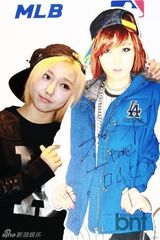 组图：missA运动装出席签名会变身棒球女孩