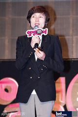 组图：韩女团2NE1出演节目《热情乐书》