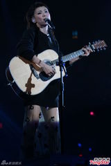 组图：何韵诗演唱会大跳热舞 献唱经典造型多变