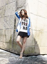 组图：朴敏英明媚缤纷彩装拍写真春意盎然