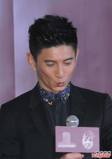 组图：吴奇隆卖萌照集锦 吐舌嘟嘴孩子气十足