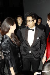 组图：黑人看时尚秀心情好与辣妹畅聊合照