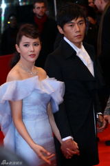 伊能静秦昊柏林挽手走红毯 戴情侣对戒动作亲昵