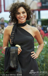 高清图：电影《不是姐妹》首映 两女主角时尚斗靓