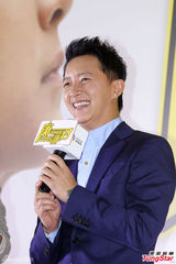 组图：韩庚定制手机热卖 西装谢歌迷全程笑容