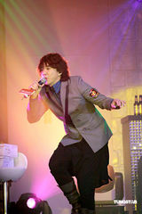 幻灯图：张智霖开音乐会 张继聪刘心悠友情助阵