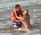 组图：希尔顿与男友鸳鸯浴 海滩戏水被搂蛮腰