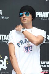 组图：周杰伦被问订婚打太极 自豪暴瘦腹肌仍在