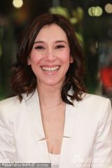 组图：女星西贝尔-凯基莉白色西服配纱裙个性时尚