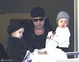 组图：布拉德-皮特怀抱可爱龙凤胎亮相
