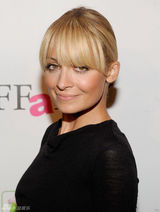 组图：妮可-里奇黑裙亮相 搭配豹纹高跟踝靴