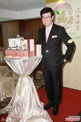 组图：黄百鸣代言不计酬金 贺岁片开始筹拍